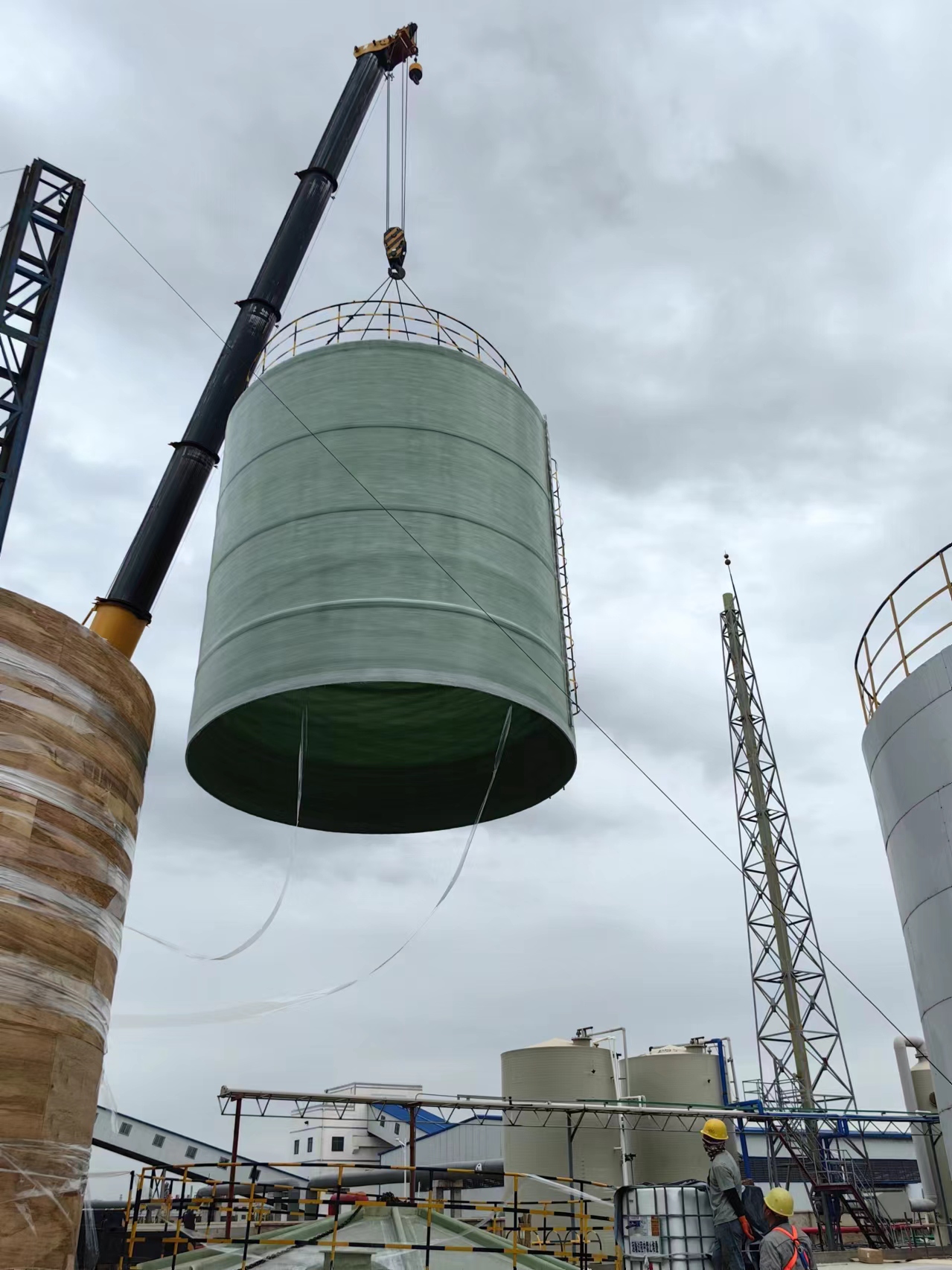 FRP VESSEL SITE CONSTRUCTION 玻璃钢大型储罐现场施工